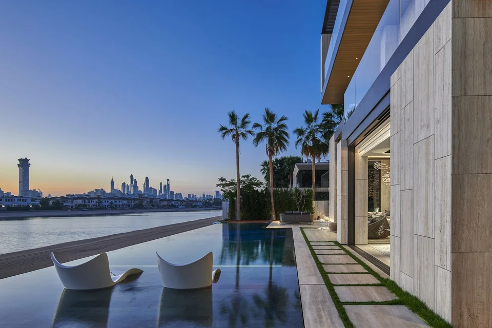 Infinity Pool & Dubai Skyline